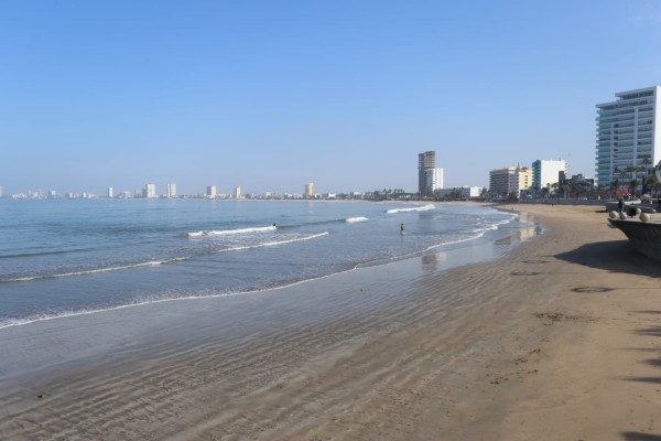 Se mantienen abiertas playas de Mazatlán, pero están muy solas
