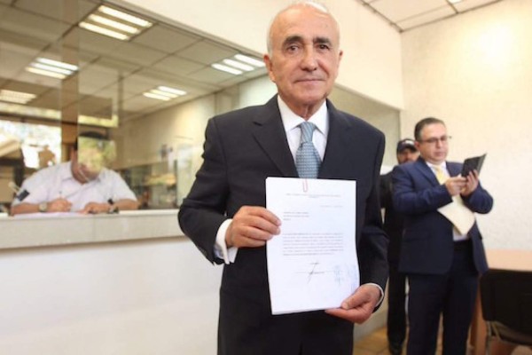 Solicita Pedro Ferriz registro al INE... sin alcanzar firmas