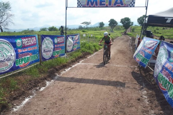 Amillano y Corrales exhiben velocidad en la tercera etapa del Serial Municipal MTB Los Manantiales