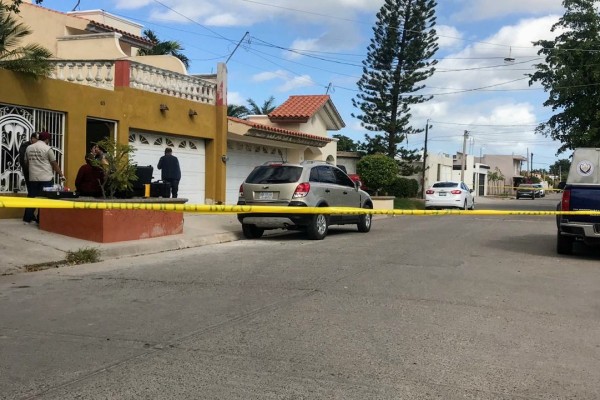 Asesinan a una mujer en la cochera de su casa, en Los Mochis