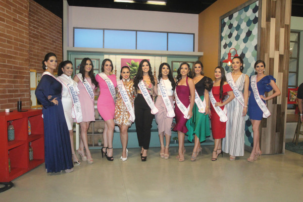 Las candidatas al título de Reina del Carnaval se toman la fotografía del recuerdo en las instalaciones de TVP.