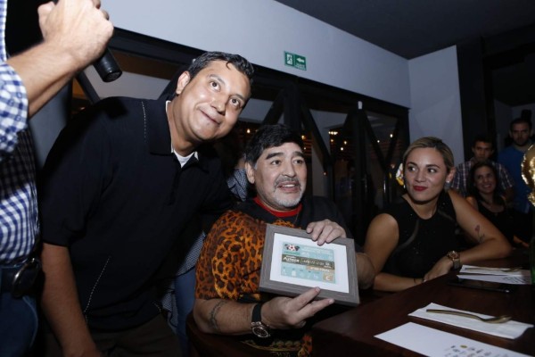 Fanático le hace un regalo a Diego Armando Maradona en la cena celebrada en Culiacán