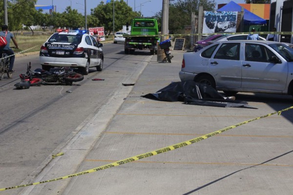Motociclista derrapa, se estampa con vehículo y pierde la vida en Mazatlán