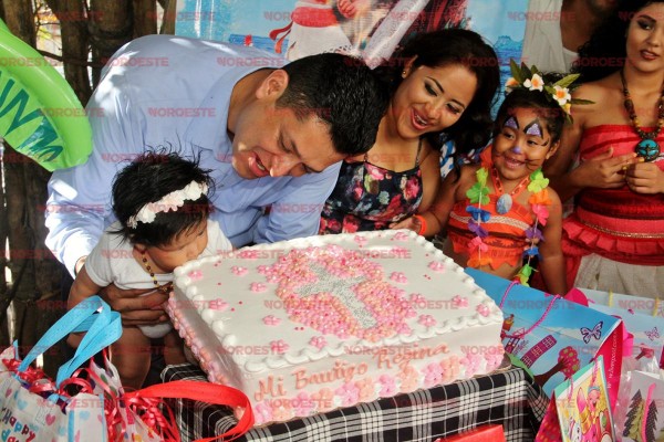 Renata y Regina comparten misa y fiesta/Villa Unión