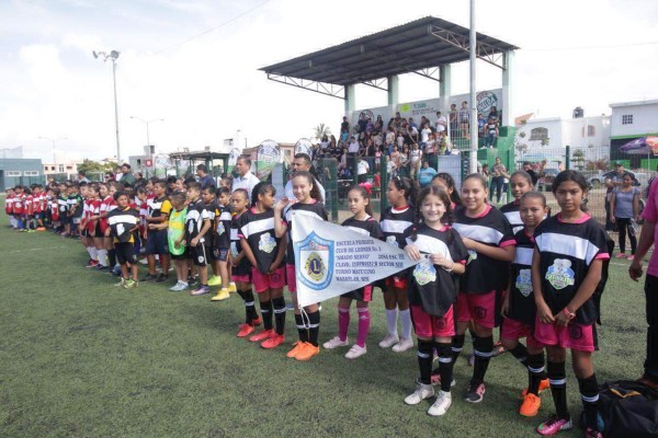 Los futbolistas se dan cita en la cancha Toledo corro para la ceremonia inaugural.