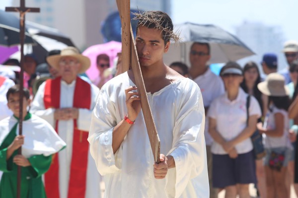 Feligreses del Templo San Judas Tadeo participan en Viacrucis por la playa