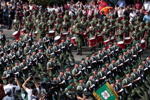 Impresiona el desfile militar y aéreo en Culiacán