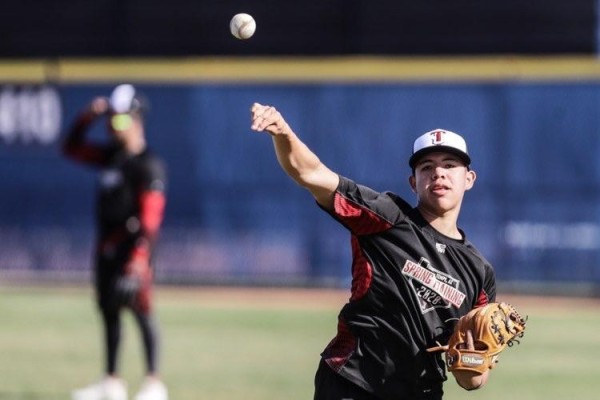 Carlos Urías se une a Julio como guinda.