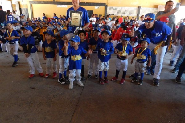 Premian a los mejores de la Liga de Beisbol Infantil y Juvenil del Muralla