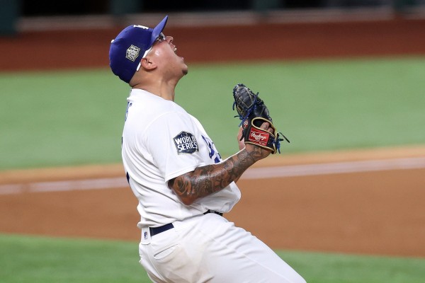 Julio Urías firmó por un año más con los Dodgers y evitó acudir al arbitraje.