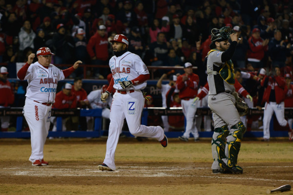 Chris Roberson anota.