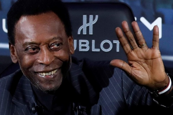 El astro brasileño Pelé es hospitalizado en París; su vida no corre peligro, informan