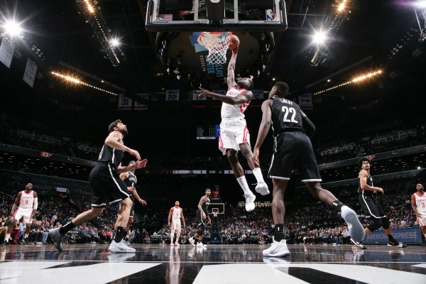 Chris Paul y Carmelo Anthony llevan al triunfo a Rockets
