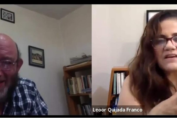 Eduardo Antonio Parra y Leonor Quijada, durante la conversación.