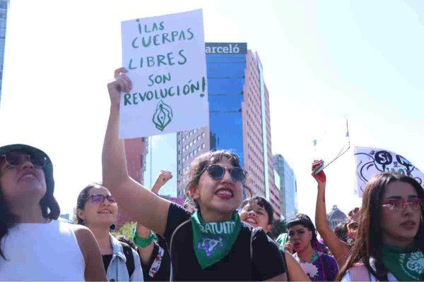 $!Marchan en la CDMX por la despenalización y legalización del aborto