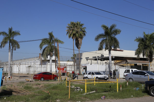 'Nos dijeron prostitutas', acusan parejas de reos