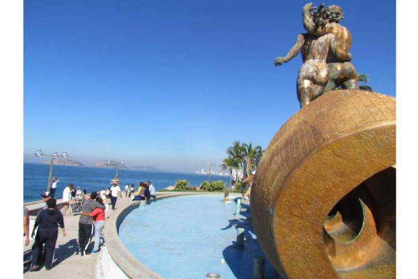 Critican ‘mal del pinto’ en monumento