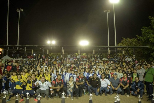Premian a los nuevos reyes de la Copa Gobernador de futbol menor