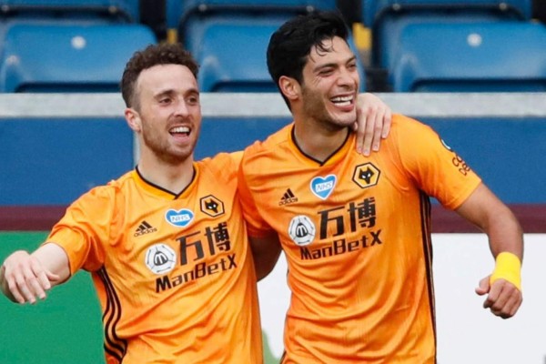 John Richards, ex goleador de los Wolves, solicita a directivos del club mantener a Raúl Jiménez