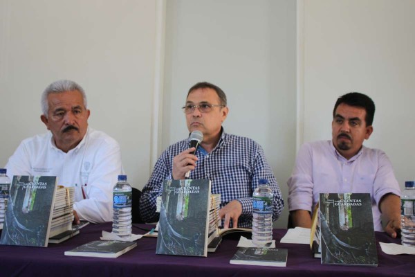 El escritor Ulises Cisneros presentó su obra “Las Cuentas Guardadas”.