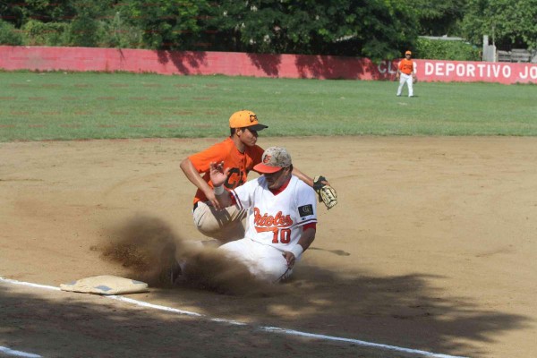 Miguel Ángel Angulo es safe en tercera.