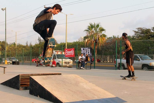 Celebran el Go Skateboarding Day en el Kilómetro Cero