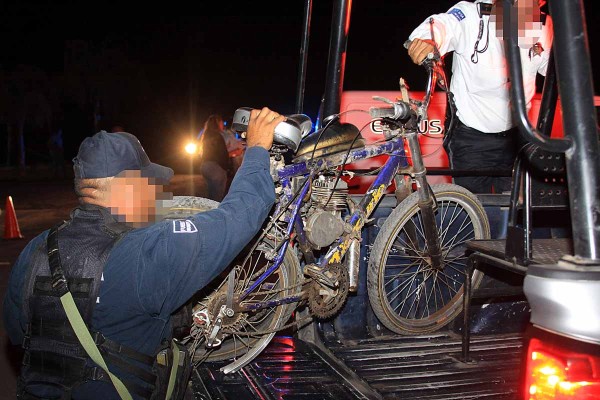 La bicicleta motorizada quedó destrozada.