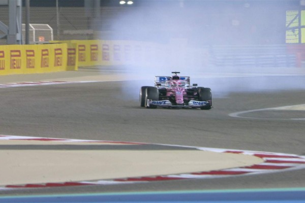 Checo Pérez pierde el podio por el motor en GP de Bahréin; Lewis Hamilton gana