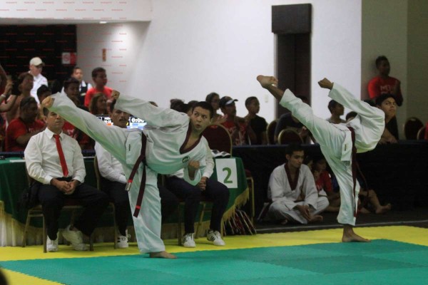 Luce Manuel Bribiesca en el arranque del Torneo Regional Moo Duk Kwan