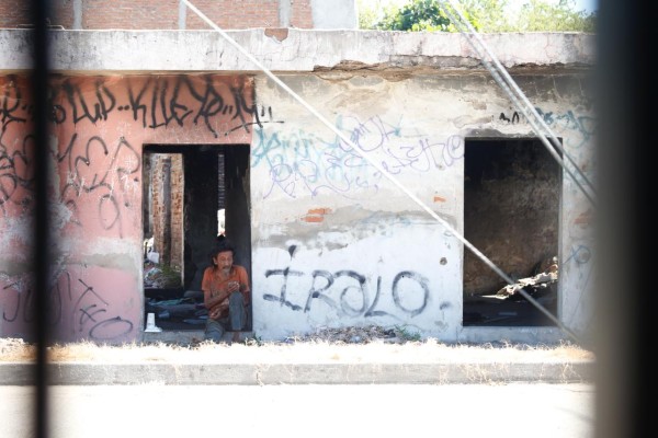 Lalo vive solo y desamparado en la casa donde creció, en Mazatlán