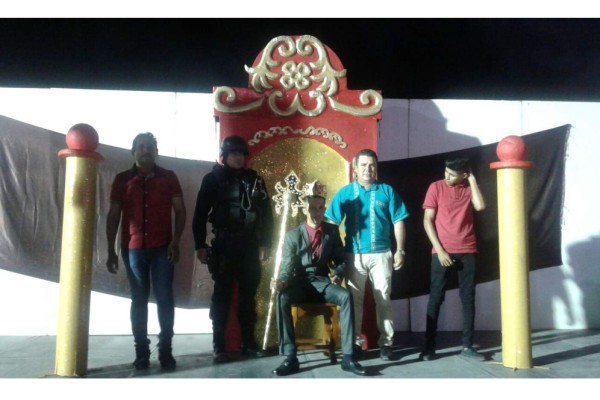 Ángel Abraham Arévalo fue coronado por un elemento policial y el coordinador de Pesca.