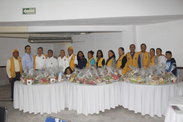 Club de Leones Mazatlán apoyo con despensas, pollo, ropa y juguetes a familias vulnerables.