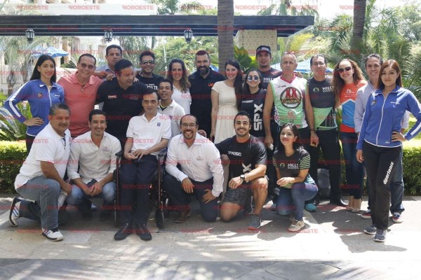 Los capitanes y organizadores se toman la foto del recuerdo.