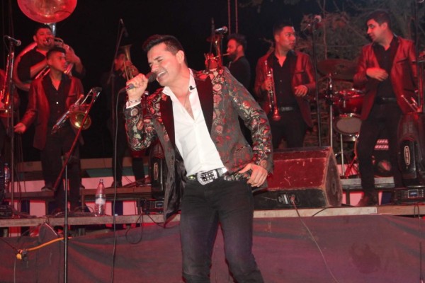 Horacio Palencia le canta a su gente en La Feria de la Primavera, en Rosario