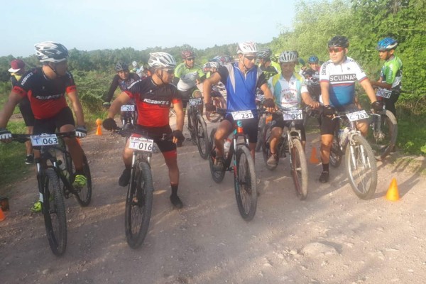 Los competidores se alistan para arrancar.