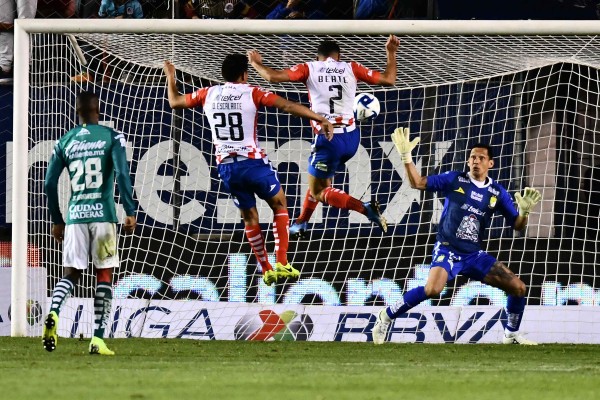 Germán Berterame marca de cabeza el tercer gol de Atlético de San Luis.