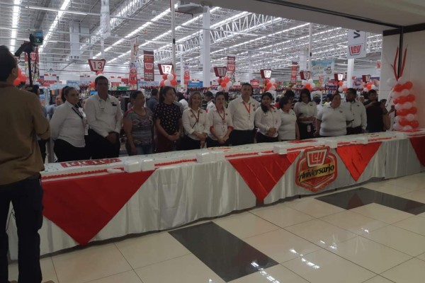 CASA LEY Festeja con sus clientes ofreciéndoles un pastel de 12 metros en su 64 aniversario