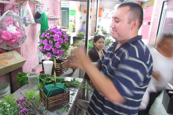 Esperan floristas que revivan las ventas