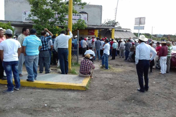 Amenazan productores con plantón en Palacio de Gobierno