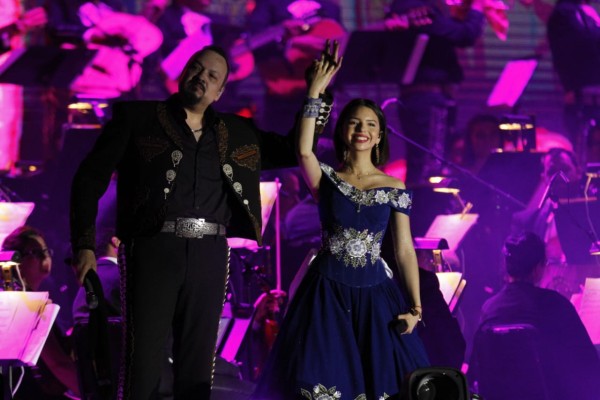 Conquistan Pepe y Ángela Aguilar en la fiesta de los Juegos Florales