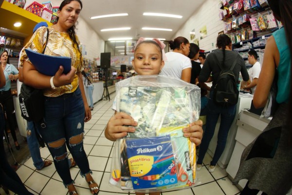 Padres de familia aprovechan primer día para ir por uniformes y útiles escolares gratuitos