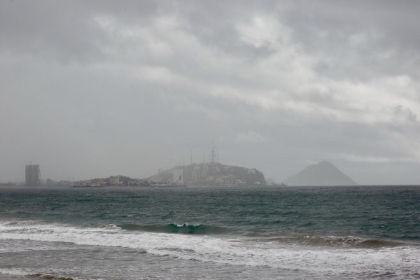 Cierran el puerto y recuestan monigotes por fuerte viento en malecón de Mazatlán