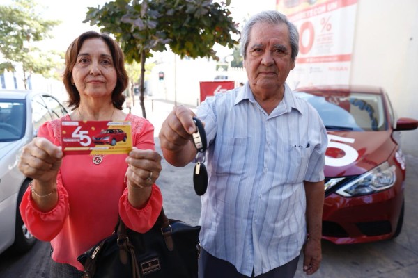 Ruth Evelia Camacho y Luis Alfonso Meza reciben las llaves del Sentra 2018.