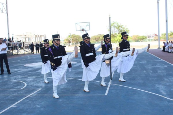 Las escoltas de bandera realizan sus mejores ejecuciones.