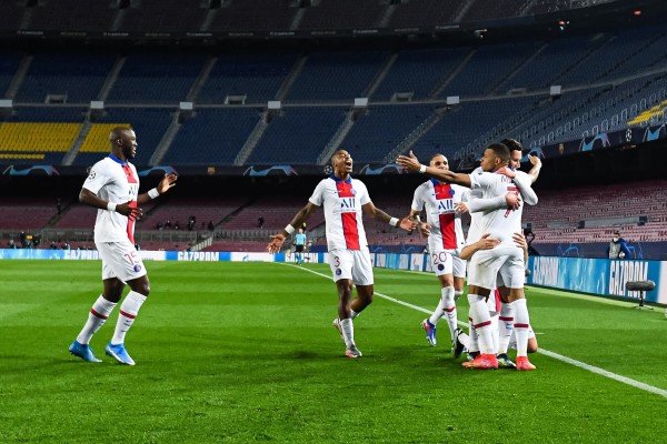 Kylian Mbappé festeja uno de sus tres goles ante el Barcelona.