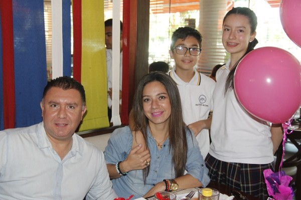 Omar Velázquez, Nidia León, Derek y Danna Velázquez.