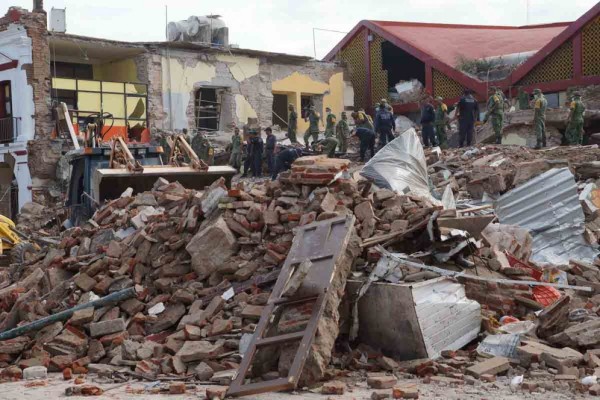 AMLO anuncia reconstrucción de estados afectados por el sismo del año pasado