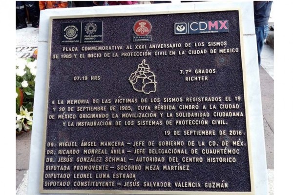 Quitan placa con error de sismo del 85