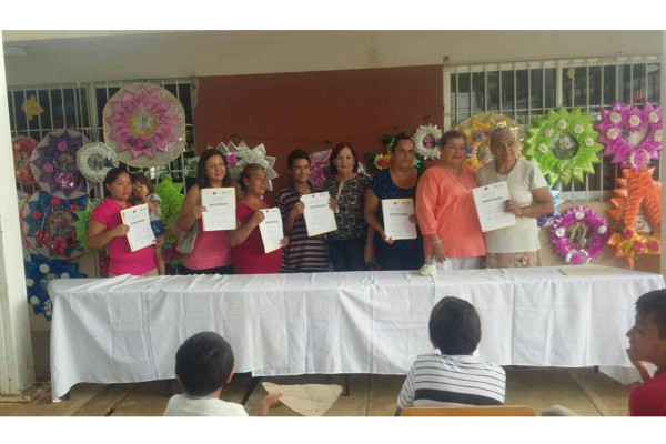 Se dan cursos gratuitos a mujeres para apoyar la economía familiar.