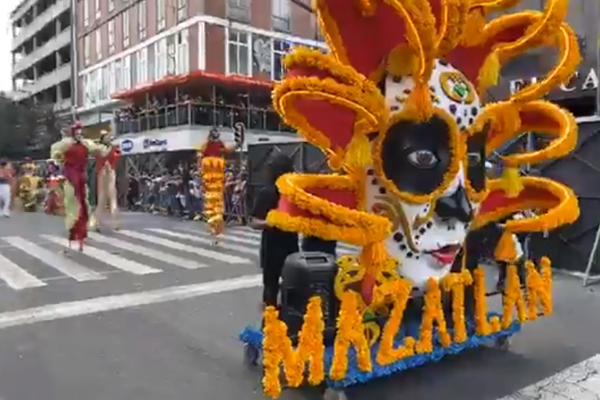 El Desfile Internacional de Día de Muertos llena las calles de la CDMX; Mazatlán participa